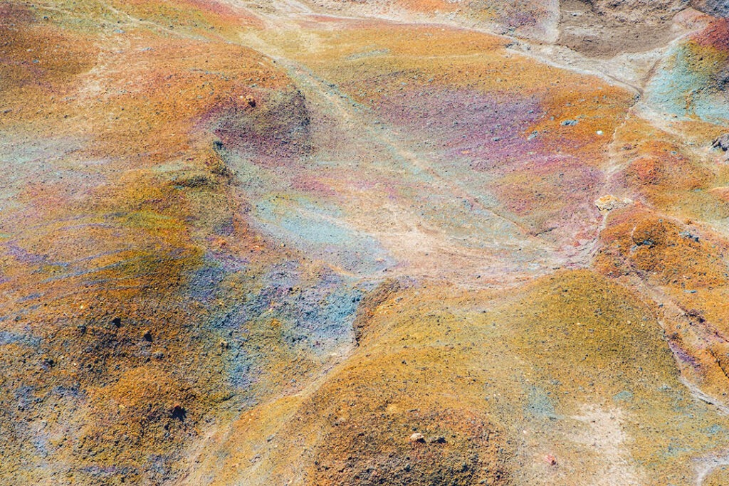 Fragments de terra volcànica de colors ocres, blaus, verds i marrons